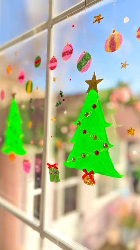 Instagram post by @4plusmama for Baker Ross. Caption reads: Christmas window stickers art craft ❤️
Simple, fun....