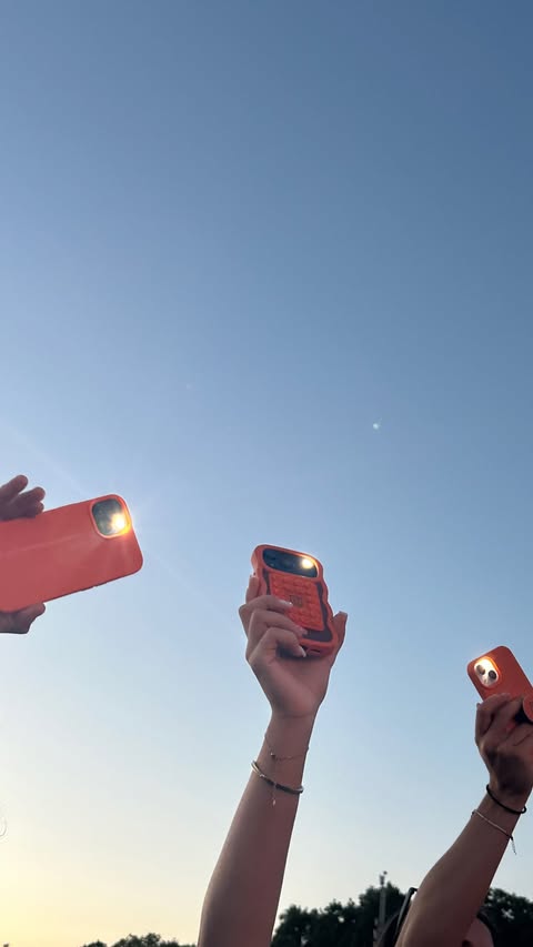 Instagram post by @laurencahill__ for UNiDAYS. Caption reads: [...] for Social Media 🧡 #AD @voximobile....