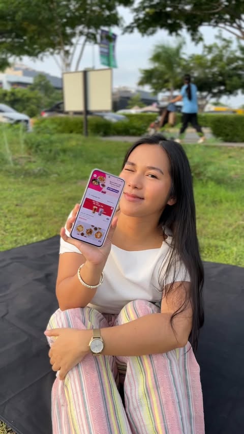 Instagram post by @isthecassiee for foodpanda. Caption reads: [...] food trip! 🌺 Score up to 60% OFF with....
