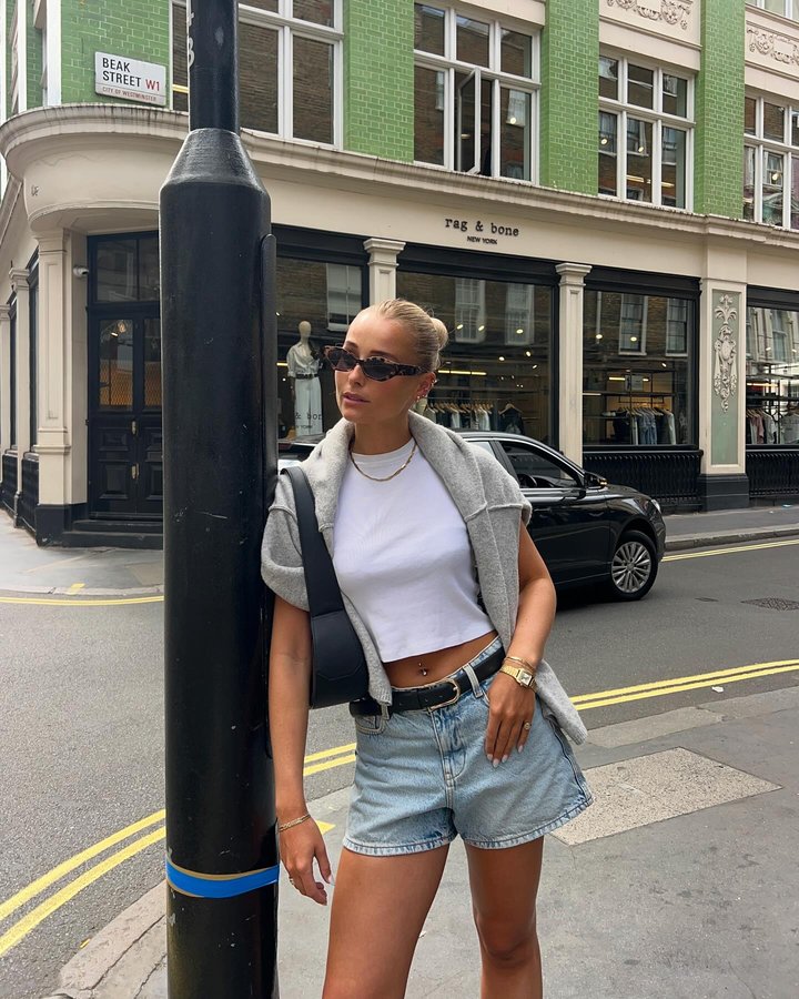 Instagram post by @lissiejudd for CLUSE. Caption reads: [...] tee & gold jewellery 🤝🏼 me

jewellery....