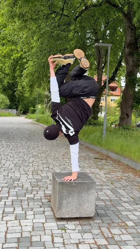 Instagram post by @oliver.schall for Smilodox. Caption reads: [...] good and sporty with this gear💥👀 @smilodox....