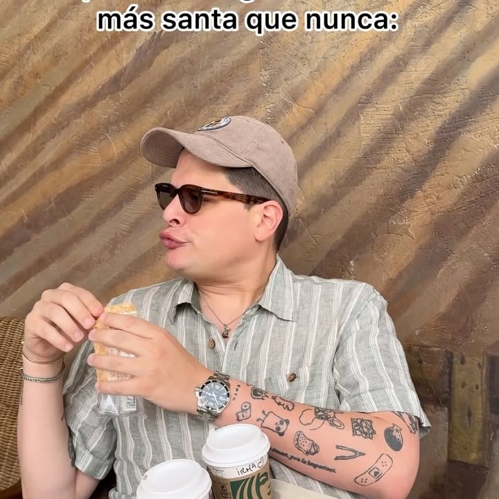 Instagram post by @elpandaqueanda for Starbucks. Caption reads: Ella dique no quiere chisme 😒😒 | Yo viajé a....
