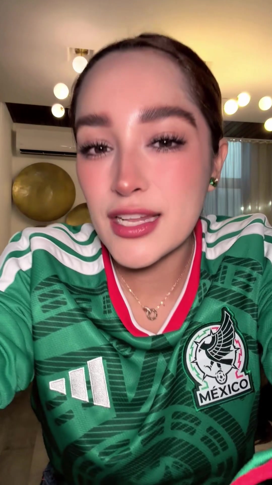 TikTok post by @anahydpg for Dossier. Caption reads: Siempre oliendo rico como de que no 🤭 #dossier....