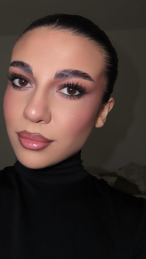 Instagram post by @sofia_bossii for Overskin. Caption reads: [...] #makeuptutorial #eyemakeuptutorial....