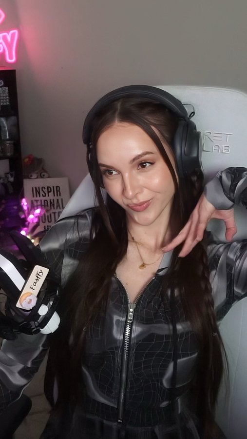 Instagram post by @fasffy for Xbox. Caption reads: Play anywhere, play your way. This is how we play....