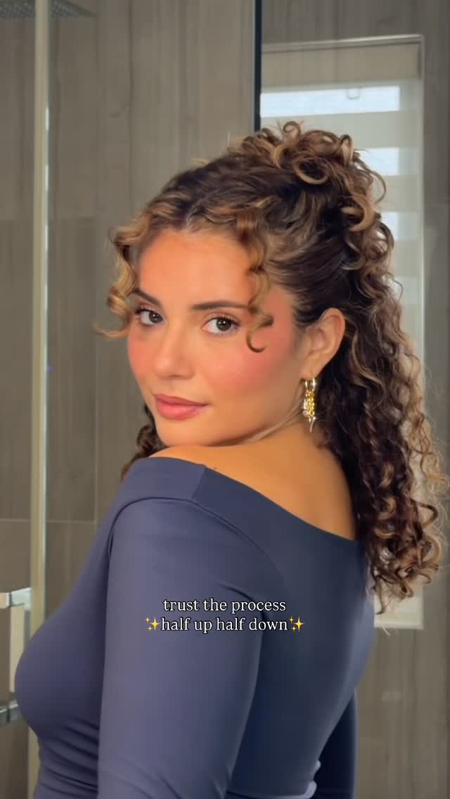 Instagram post by @itsamandapasceri for Sheamoisture. Caption reads: Because every curly girl needs a few go-to winter....
