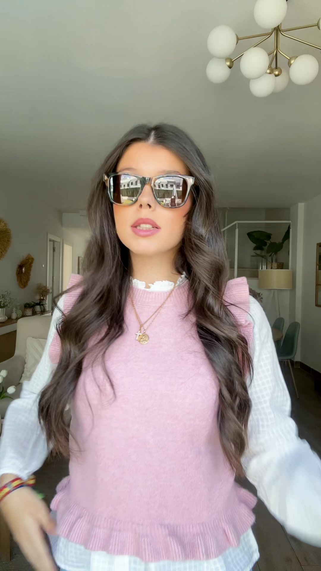 TikTok post by @daniielaamr_ for HAWKERS CO.. Caption reads: ootd 💗 // las gafas de @HAWKERS !! #fyp....