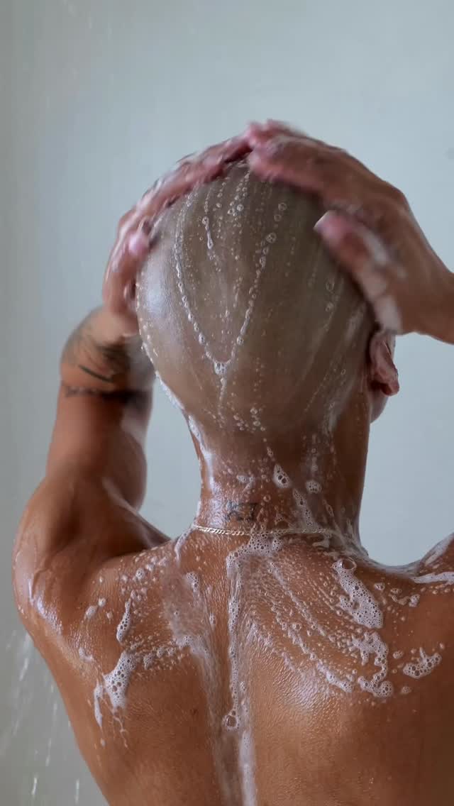 Instagram post by @_dashlopez for Billie. Caption reads: [...] bumps & ingrowns) & sun protection 🌞....