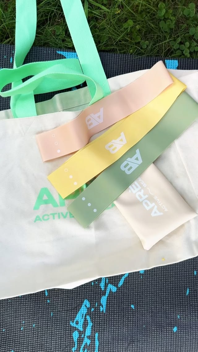 Instagram post by @therealmiriamb for Après Beauty. Caption reads: Let’s Get Active with @apresbeauty Workout Bag....