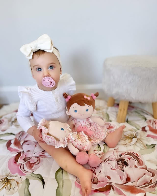 Instagram post by @mylittlelottie_ for Leyadoll. Caption reads: [...] eyed besties 🥺 The sweetest little....