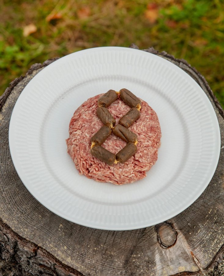 Instagram post by @zarwoe.oligarch for ESSENTIAL FOODS. Caption reads: [...] THE sausages 😋

(Ad) Sausages from....