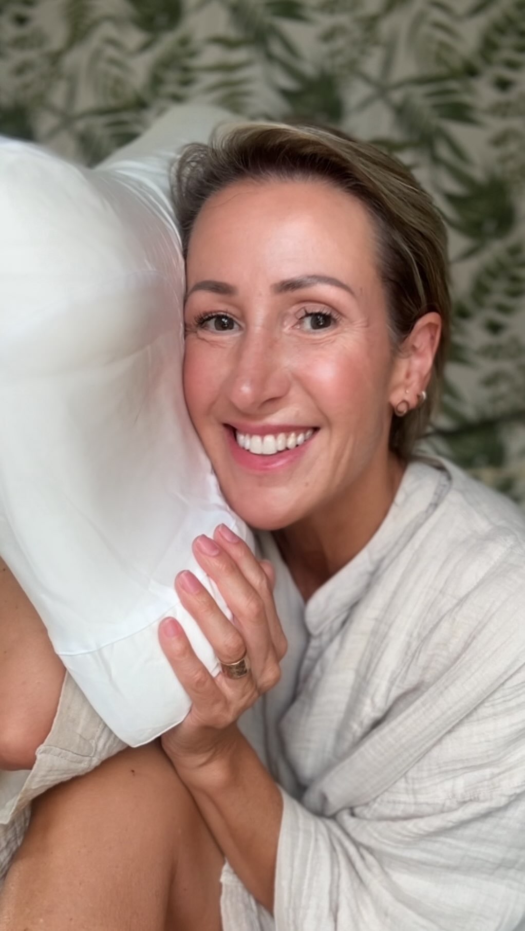 Instagram post by @instyle_helen for Sleep&Glow. Caption reads: “Woke up like this!! No side wrinkles, no sleep....
