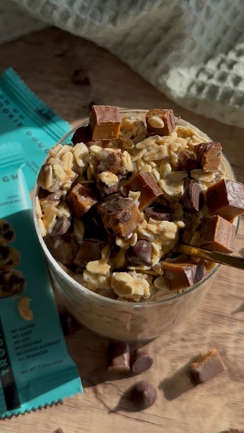 Instagram post by @wholesomelysophia for TRUBAR. Caption reads: [...] with a handful of ingredients including....