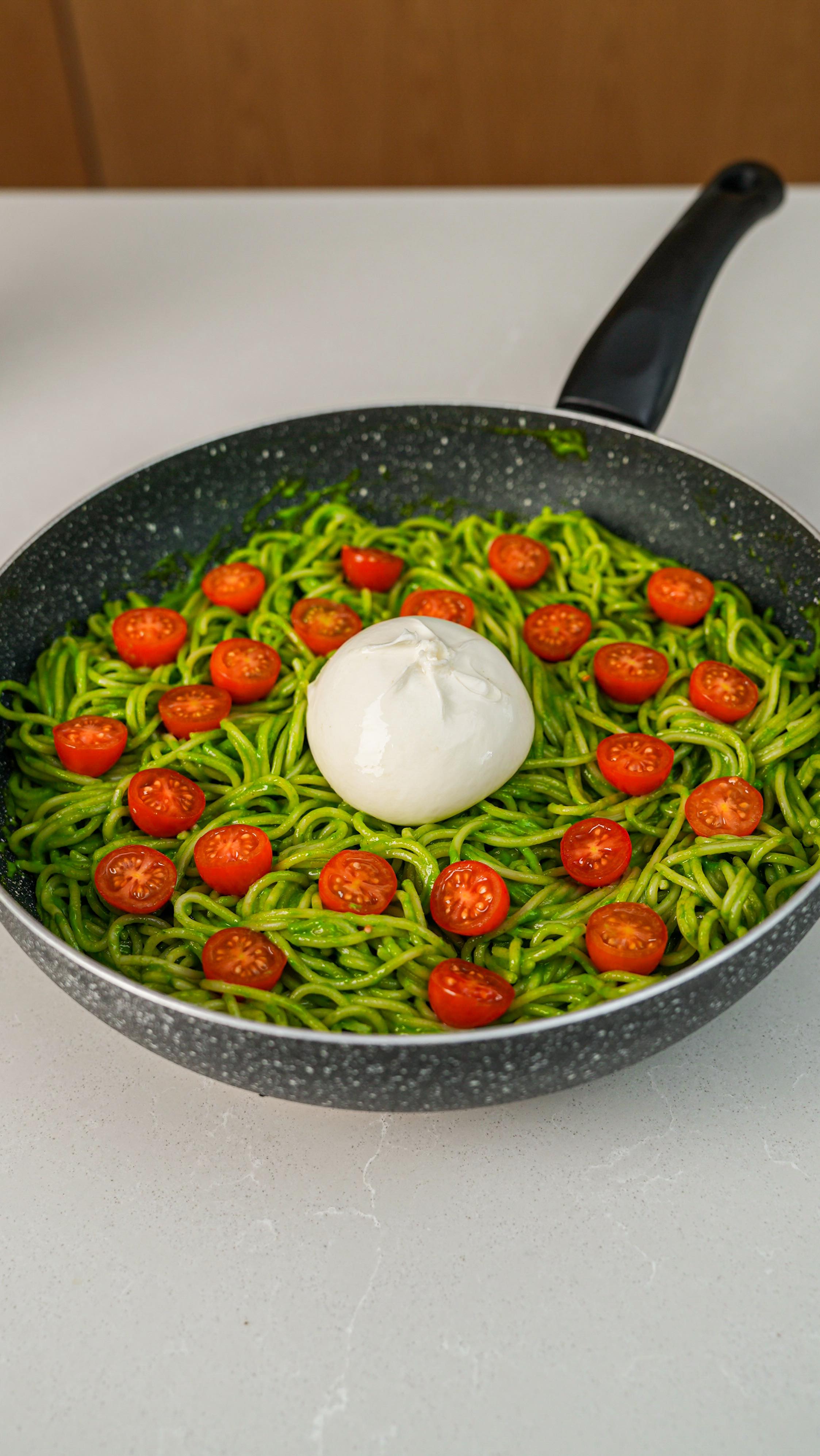 Instagram post by @bartlomiej_wlodarczyk for Nutribullet. Caption reads: Makaron z pesto szpinakowym 🍝

Zapisz na później....