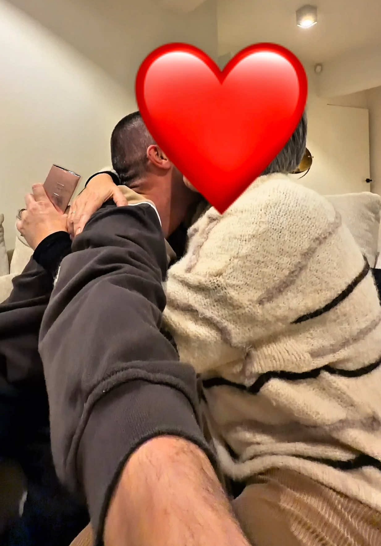 TikTok post by @jonatanmedart1 for bol. Caption reads: mama = goud 😭 publiciteit @bol #gekopkerst....