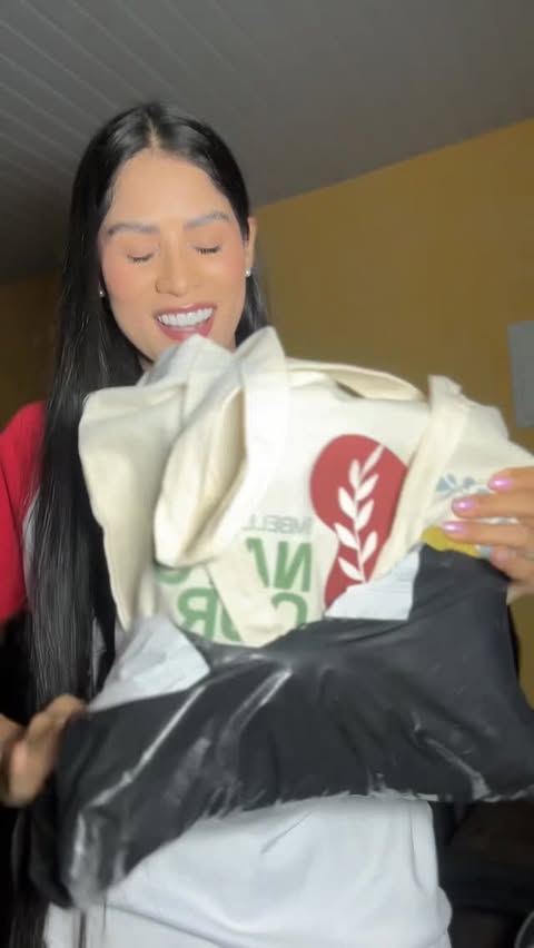 Instagram post by @vitorialaguila for Embelleze. Caption reads: A mana venceuuuuu!!🗣️🥳 
@embelleze #natucor....