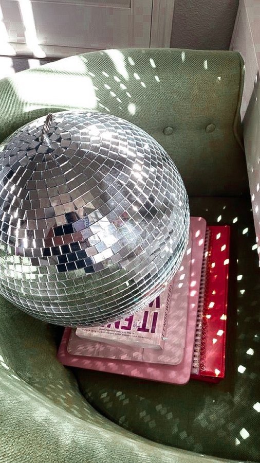 Instagram post by @racbael for Etoile. Caption reads: GRWM w/ @etoilecollective ♡ 

i luv that golden....