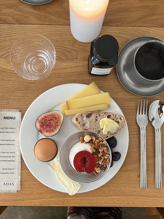 Instagram post by @tale_torjussen for Adax. Caption reads: ad @adaxbags x @idunnvollan @sofievollan 🤍.