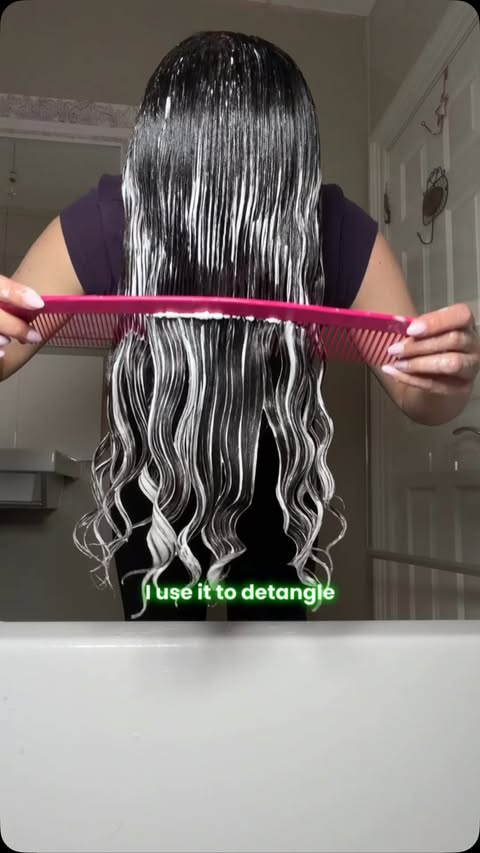 Instagram post by @sophiemariecurly for OLAPLEX. Caption reads: [...] Products: @curlbites deep conditioner....