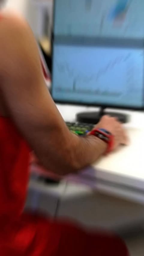 Instagram post by @uniiverse_tech for FlexiSpot. Caption reads: FlexiSpot C7 Chair & E7 Flow Desk🔥
.
The C7 [...].