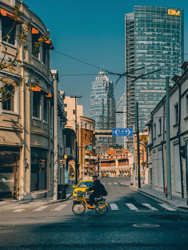 Instagram post by @dauzuki for SANDMARC. Caption reads: [...] through the concrete jungle // with....