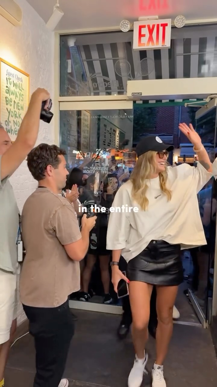 Instagram post by @thekatieromero for Electrolit. Caption reads: From baseline to Brooklyn @arynasabalenka serves....