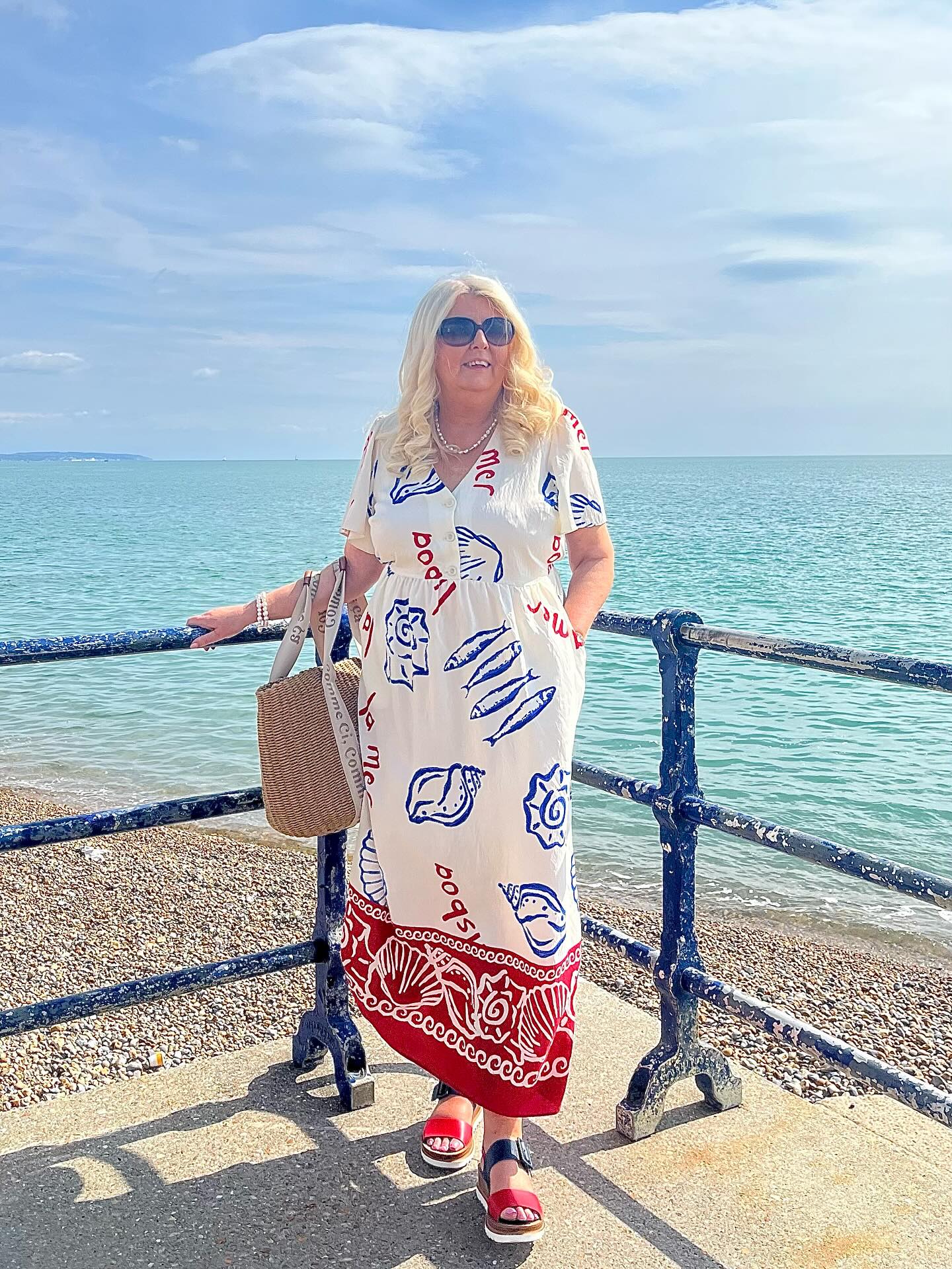 Instagram post by @mimiswardrobeuk for New Look. Caption reads: Happy Sunday! 

Sun ☀️ Seashells 🐚 and smile 😃....