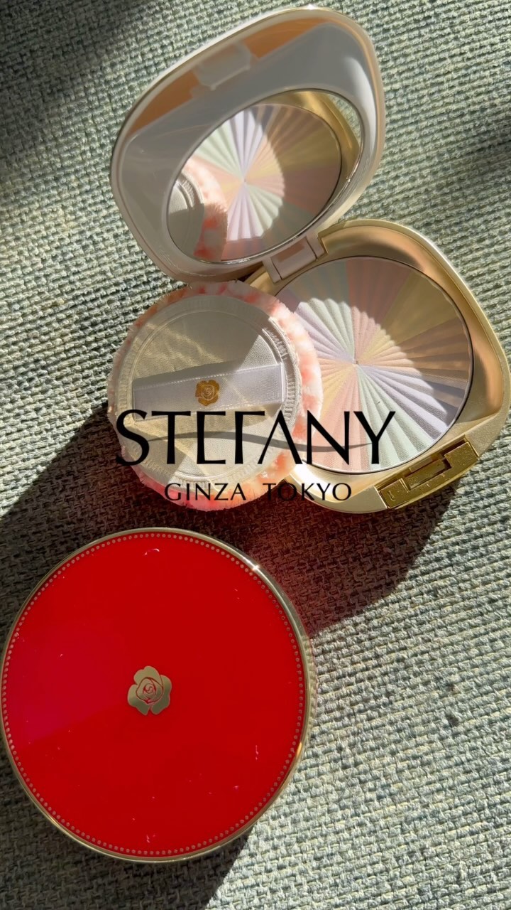 Instagram post by @wakana__kaneko for GinzaSTEFANY. Caption reads: ⠀
今宵は素晴らし過ぎるベースメイクアイテムをご紹介🤝🏻

まずはクッションファンデ！
こちらは....