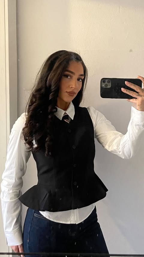 Instagram post by @aleynalolani for Topshop. Caption reads: [...] good in it - how do you like it? @topshop....