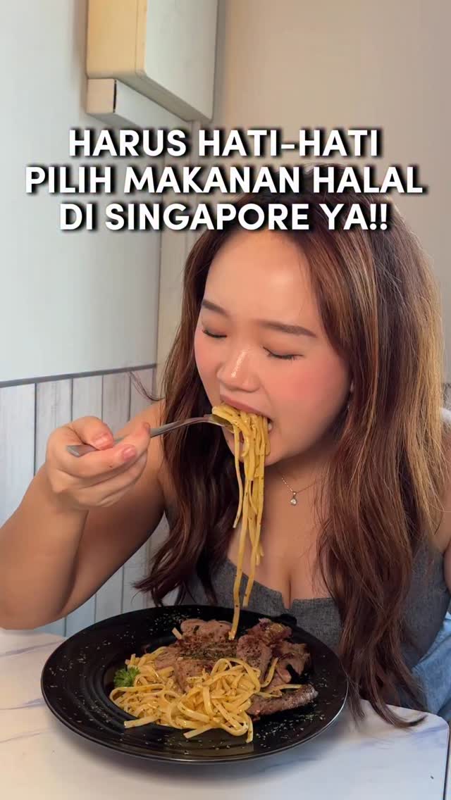 Instagram post by @thehalalcornersg for Singapore Travel Specialist by Dirgantara Fasa. Caption reads: HARUS HATI-HATI PILIH MAKANAN DI SINGAPORE!!
Ga....