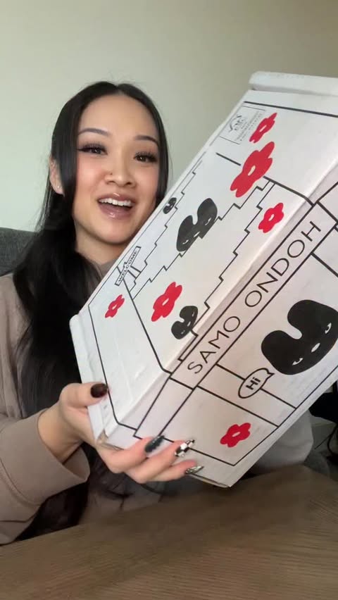 Instagram post by @trinhdoesthings for SAMO ONDOH. Caption reads: [...] mug bag in color grey! 🤗 #unboxing....