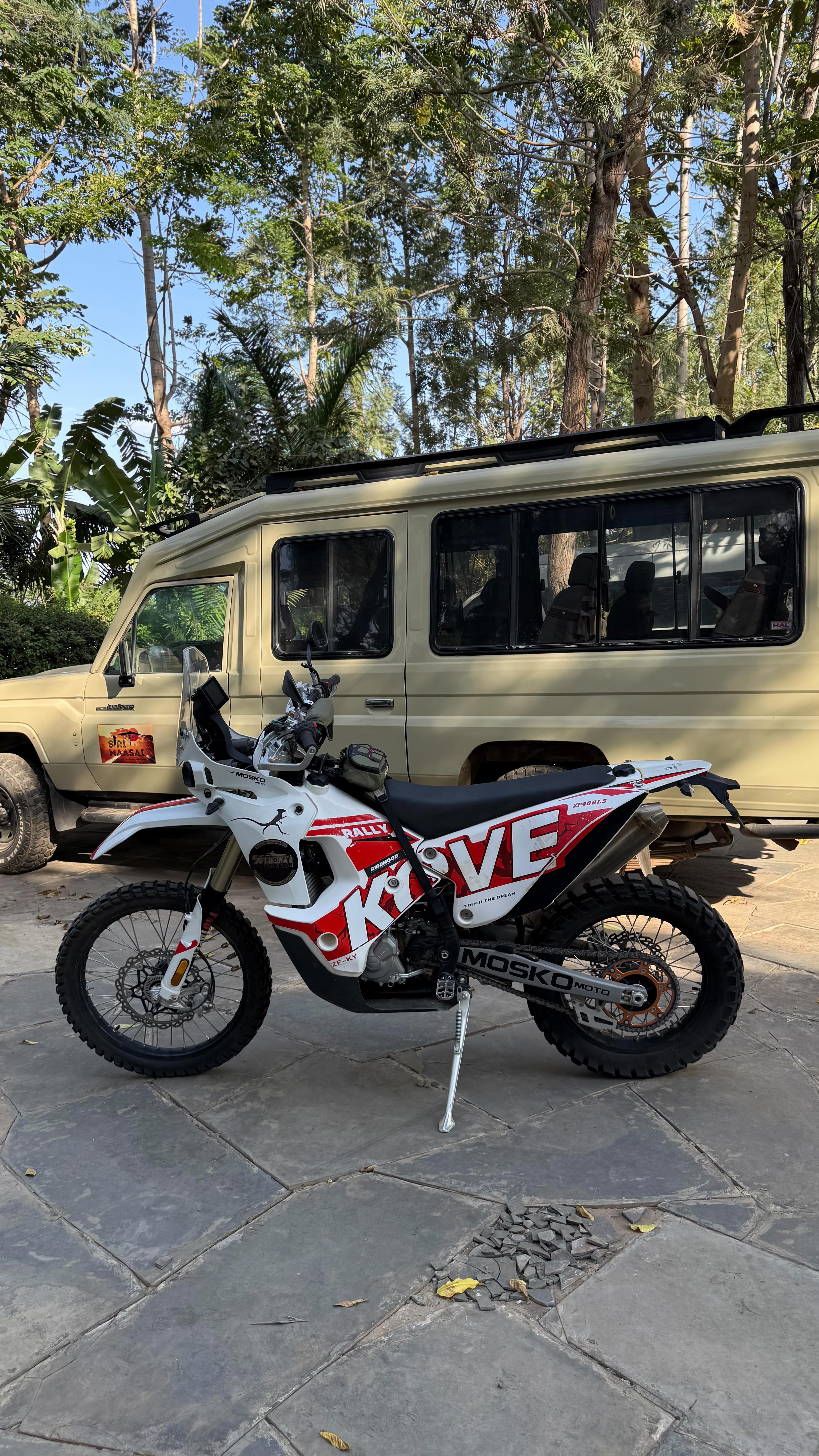 Instagram post by @a2ruedas.co for Mosko Moto. Caption reads: Listos para Tanzania 🇹🇿 un safari en moto con....