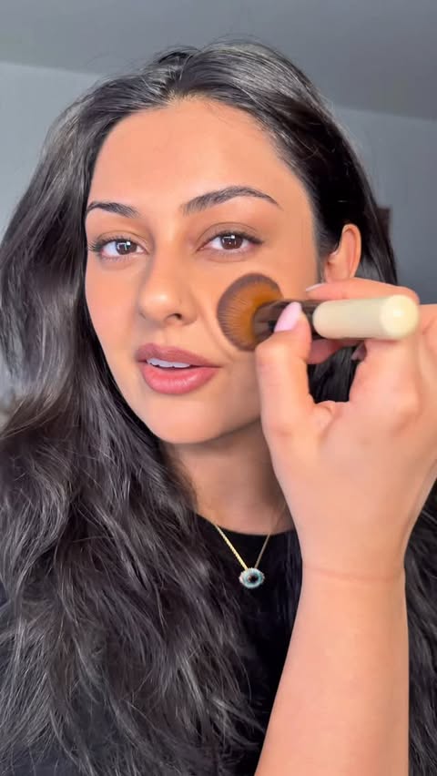 Instagram post by @lookwhoshira for Bobbi Brown Cosmetics. Caption reads: Some of my effortless natural makeup go-to’s from....