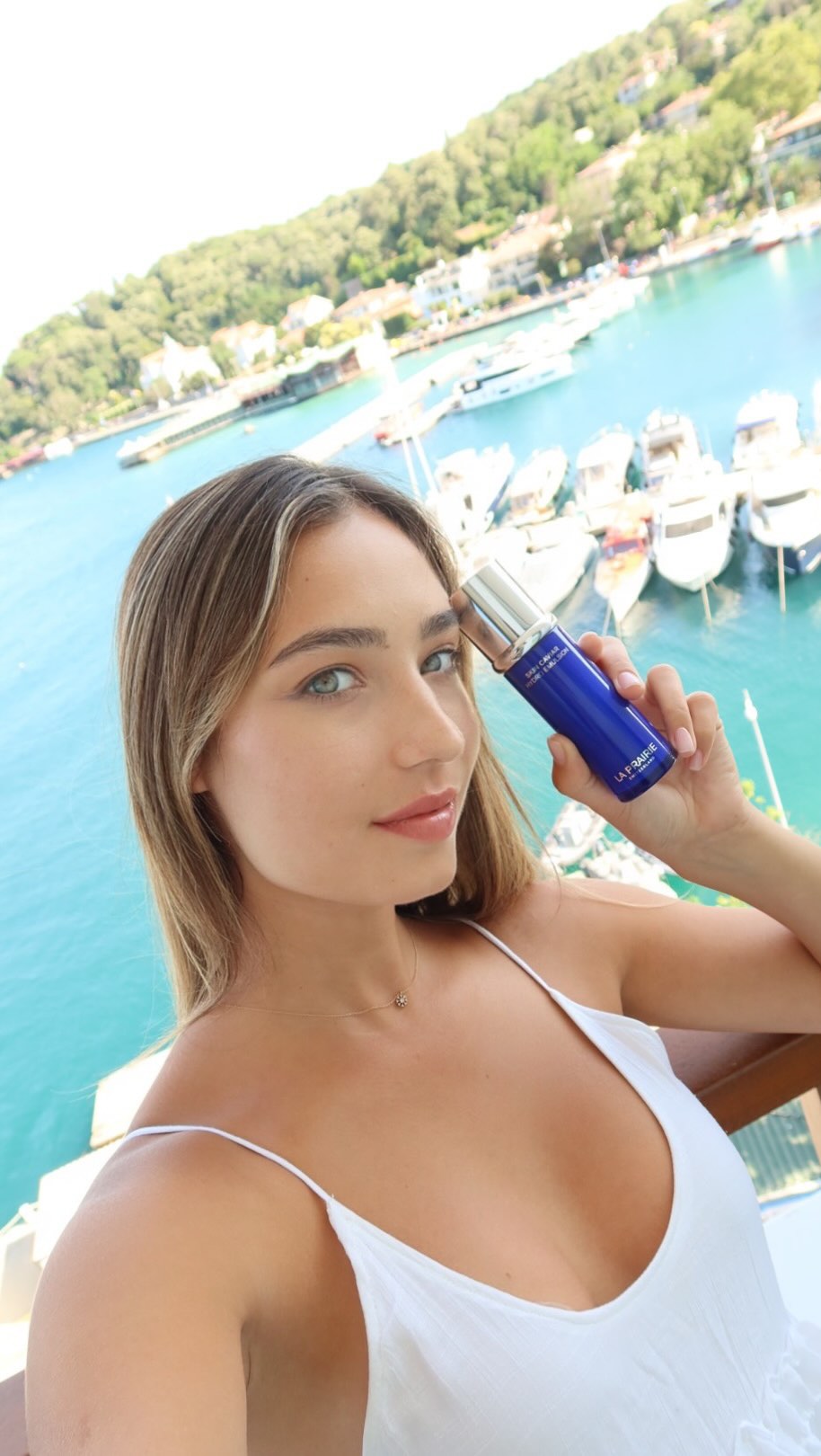 Instagram post by @betulavciofficial for La Prairie. Caption reads: Skinmalizm? 
Cildimle uzun uzun konuşmuyorum....