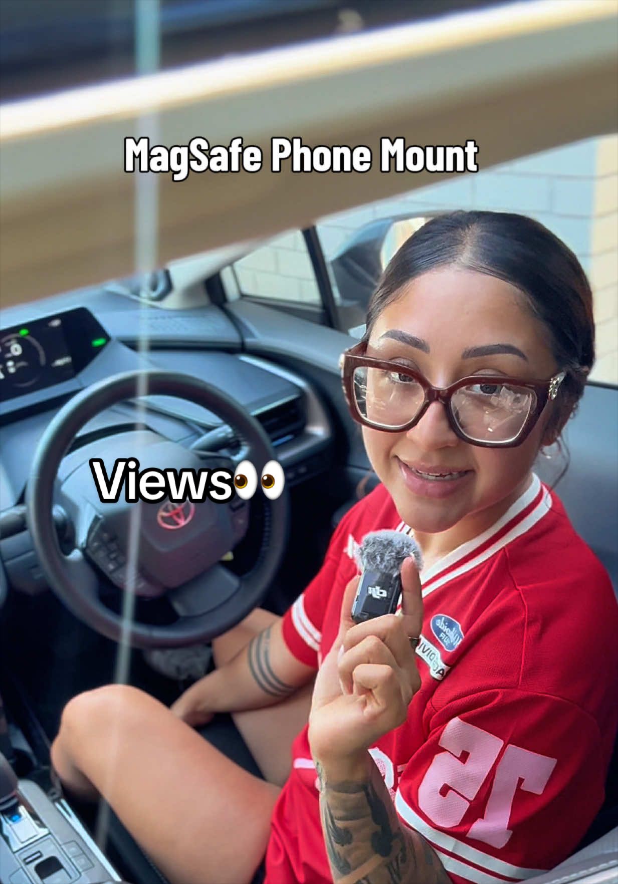 TikTok post by @alanis.jocelyn for LISEN. Caption reads: [...] Mount🥳 #phoneholder #magsafe #phone @Lisen....