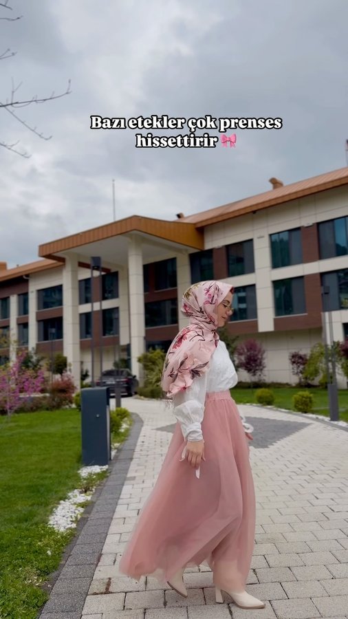 Instagram post by @semraillhan_ for Touche Prive. Caption reads: Ful “Semrailhan.com” da!✨
.
.
.
.
#touche #ipekevi....