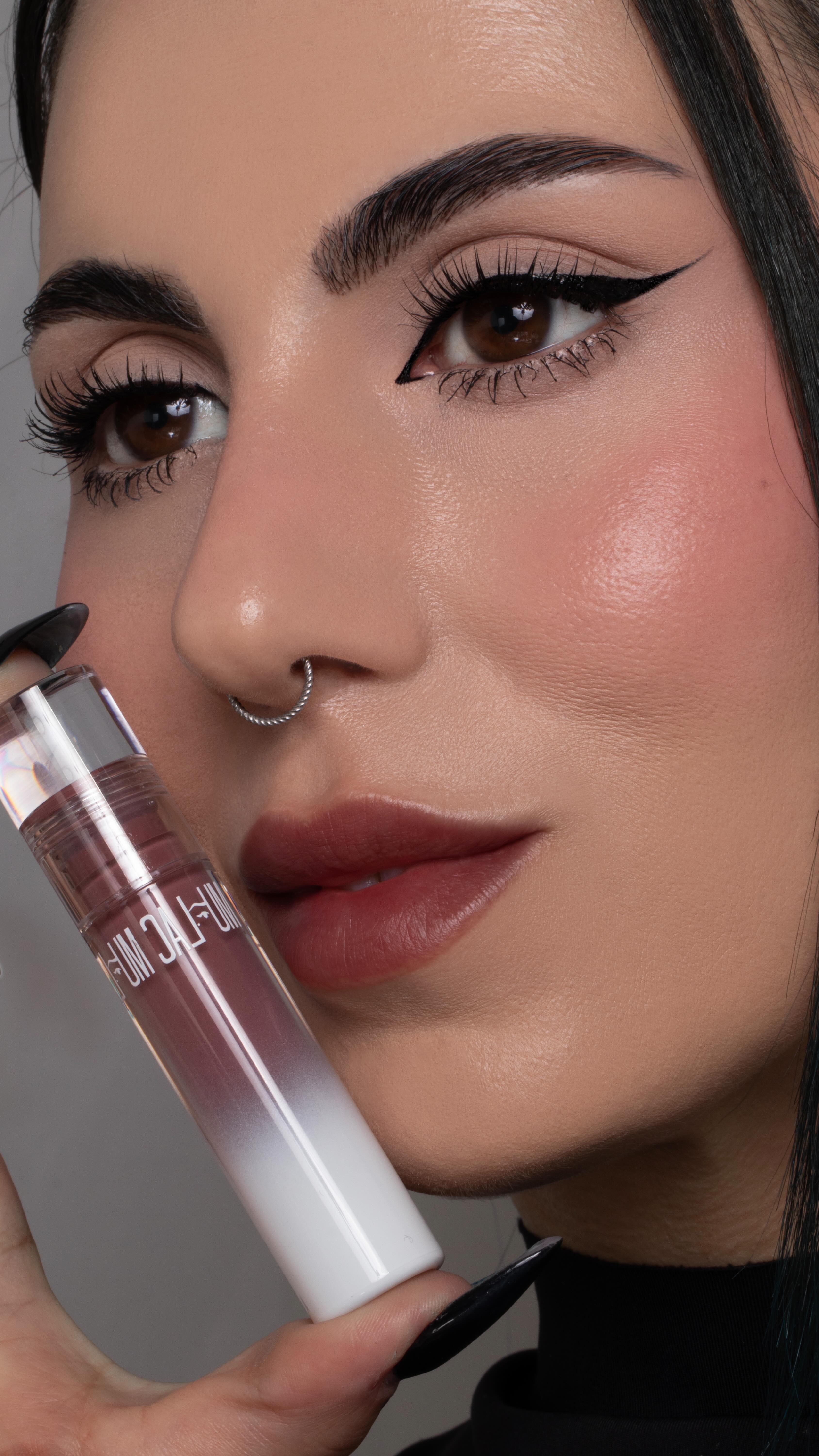 Instagram post by @nicoleblessy for Mulac Cosmetics. Caption reads: // Team glossy o matte? 
Con il nuovo Hydra Stain....