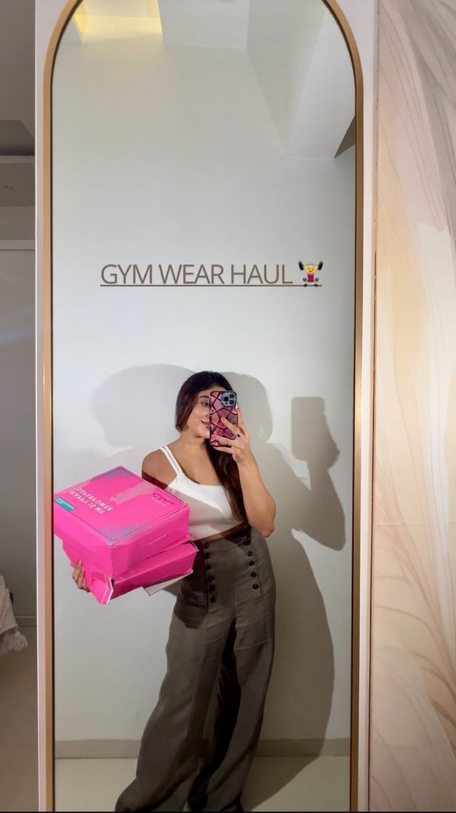 Instagram post by @thealluringchic for Clovia. Caption reads: Gym Wear Haul 🏋️‍♀️❤️

Wearing @clovia_fashions....