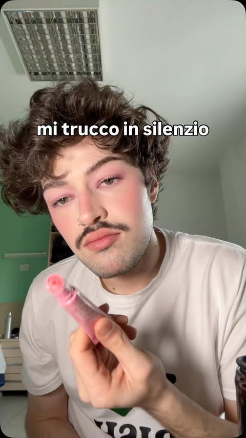 Instagram post by @antoniocccn for Overskin. Caption reads: [...] gift di @unleashia
correttore hype and hide....