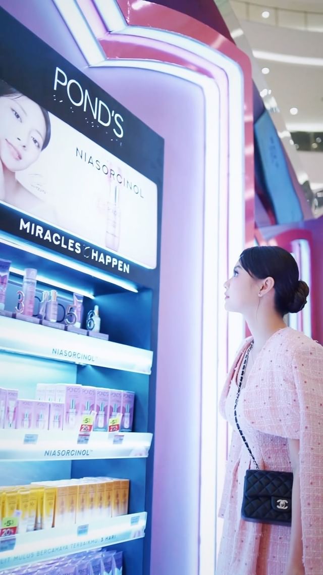 Instagram post by @gegeelisa94 for POND'S Indonesia. Caption reads: [...] dari TULOLA. 

THANK U @PONDSINDONESIA....