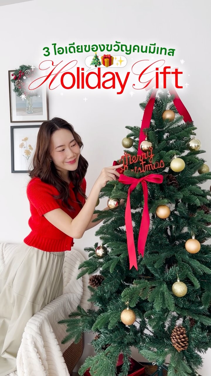 Instagram post by @lilynatcha for Clarins Thailand. Caption reads: หาของขวัญให้คนเทสดี ก็ต้อง holiday set จาก Clarins....