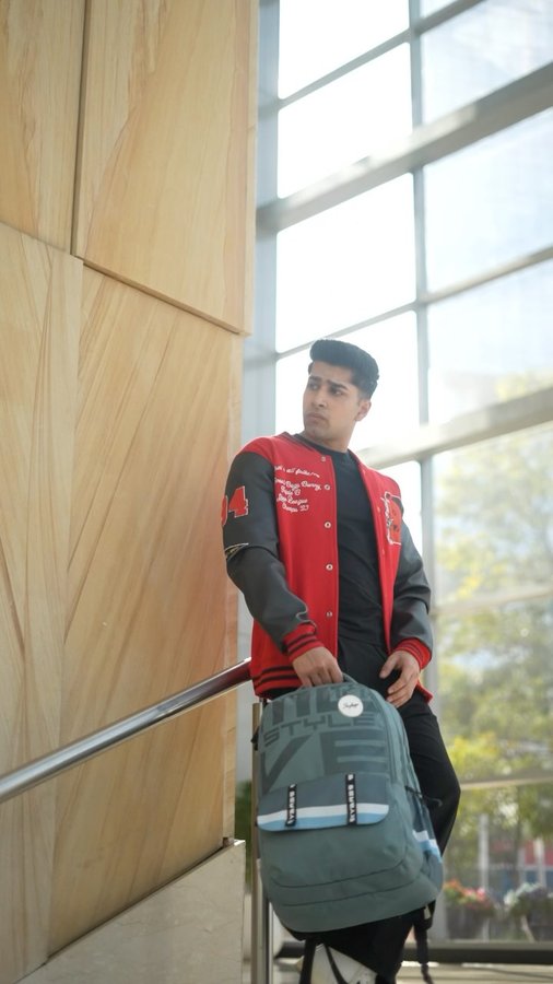 Instagram post by @kavya_mahajann for Skybags. Caption reads: [...] move in style?....