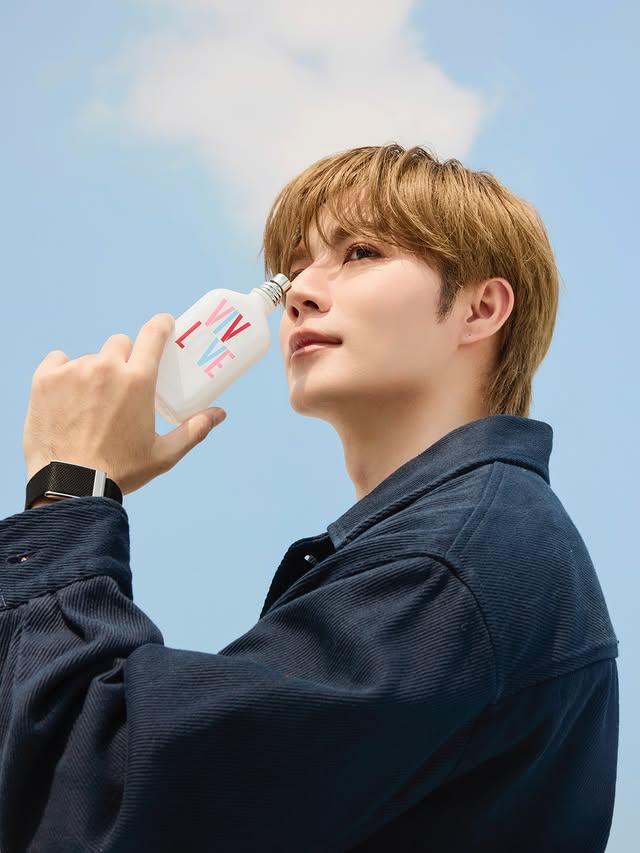 Instagram post by @zeepruk for Calvin Klein. Caption reads: [...] หอมสะอาด สดชื่น ฉีดแล้วพร้อมไปเดทเลย✨....