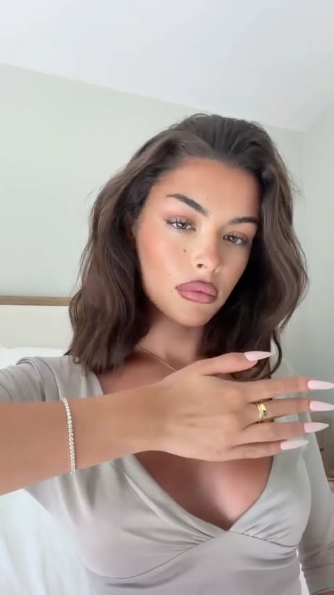 Instagram post by @oliviaphillipps for Linjer Jewelry. Caption reads: finishing off my look w @linjerco dc code in the....