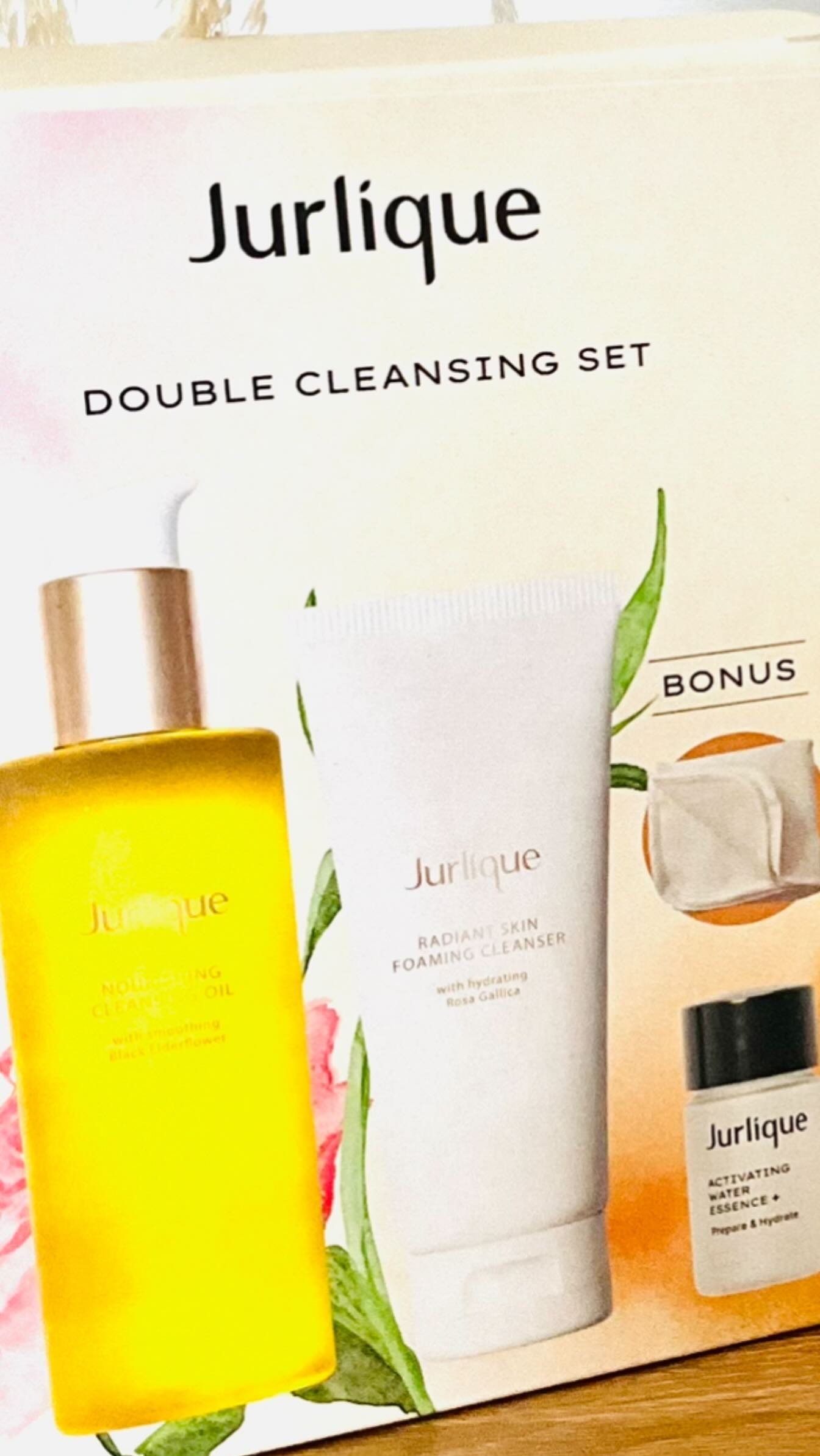 Instagram post by @jo_h31 for Jurlique. Caption reads: “Life’s better in the summer”
.
.
.
.
💫Good....