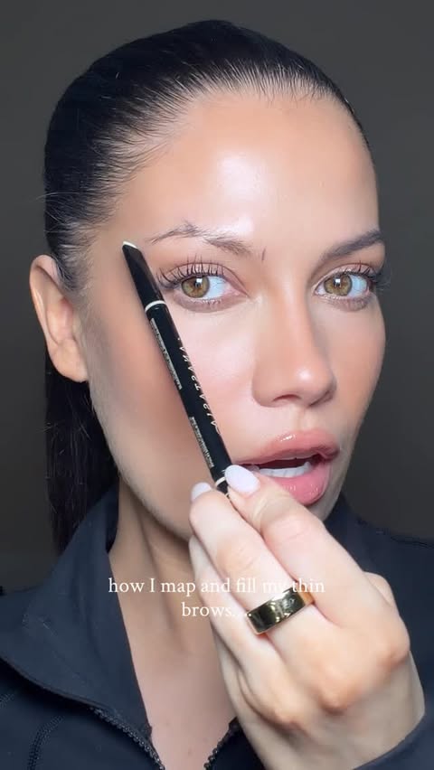 Instagram post by @jacintaspencer for Anastasia Beverly Hills. Caption reads: [...] with thin brows like me 🖤 using....