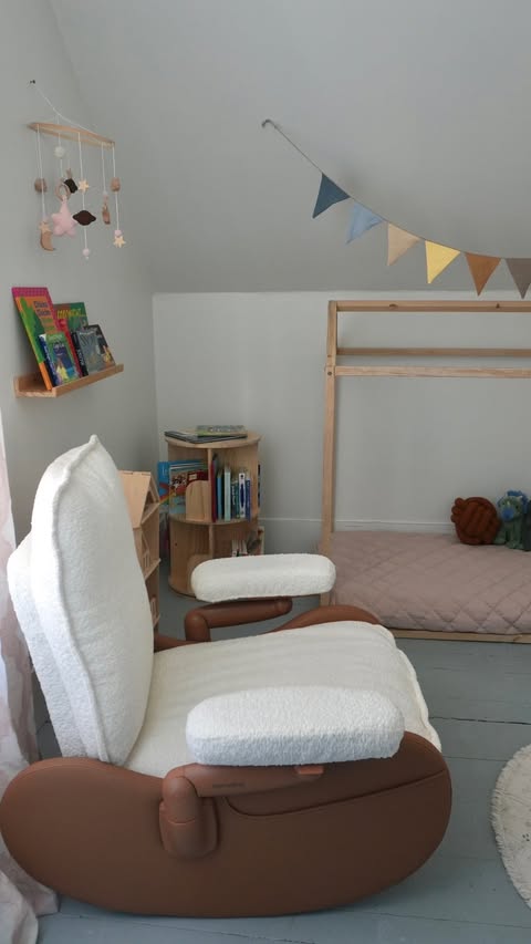 Instagram post by @julesjetsets for Mamazing. Caption reads: Still nursing my toddler and reading endless....