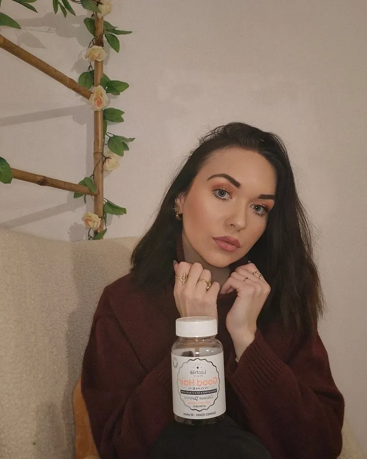 Instagram post by @outfits_saraah for FeedGood. Caption reads: Mes gummies de chez @lashilebeauty ❤️

Vous....