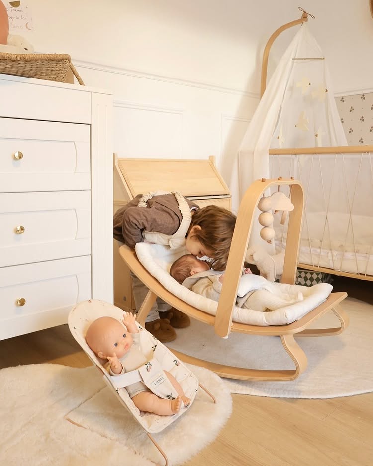 Instagram post by @marinelepin for LIEWOOD. Caption reads: Dimanche matin et les bisous aux petites soeurs....