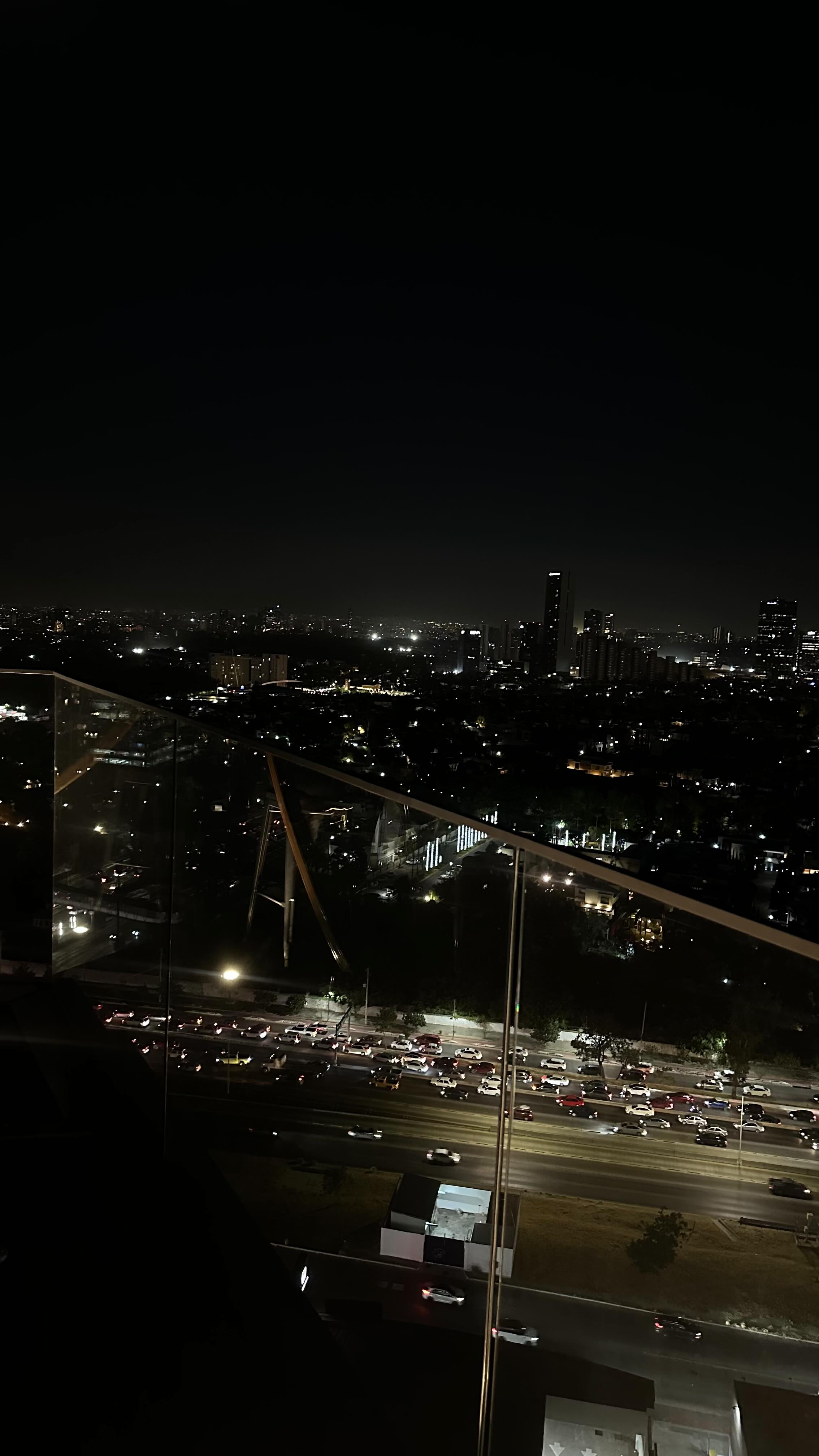 Instagram post by @jacqui.comm for Cyzone. Caption reads: @cyzone_oficial 🤍🤍🤍.